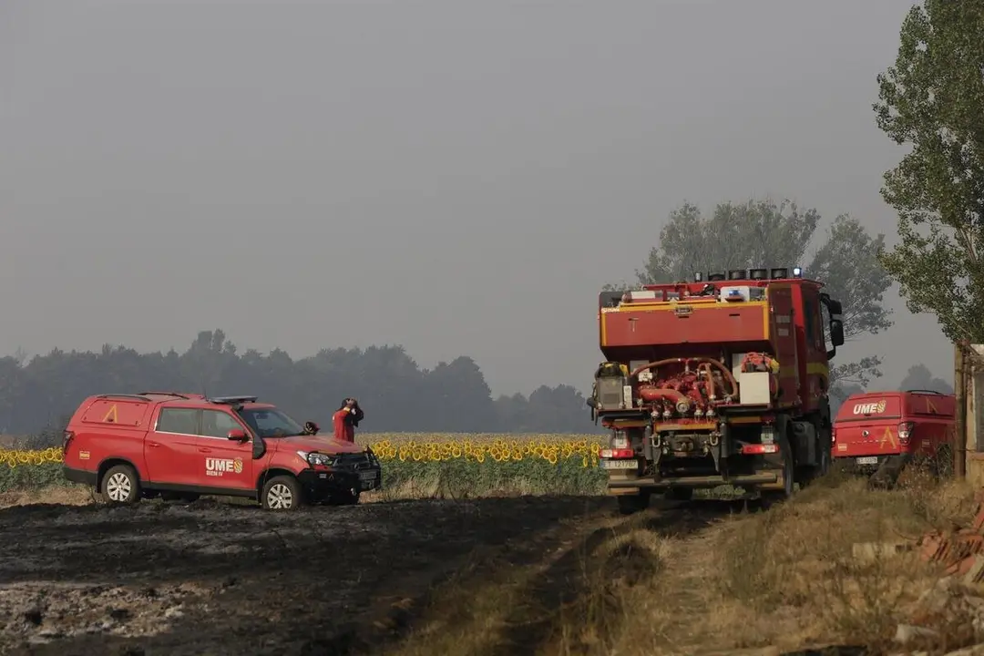 Furgonetas y camiones de la UME, en tierra quemada tras un incendio en tierra quemada, a 13 de agosto de 2025, en Quintana y Congosto, Le&oacute;n, Castilla y Le&oacute;n