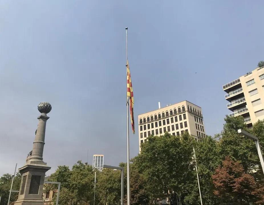 La bandera de Arag&oacute;n, en la plaza Arag&oacute;n de Zaragoza, ondea hasta media asta con cresp&oacute;n por la muerte del expresidente del Gobierno auton&oacute;mico, Javier Lamb&aacute;n.