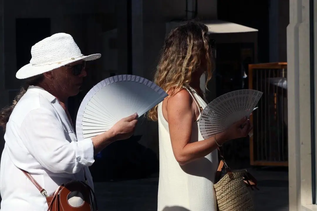 Viandantes soportan las altas temperaturas por las calles (1)