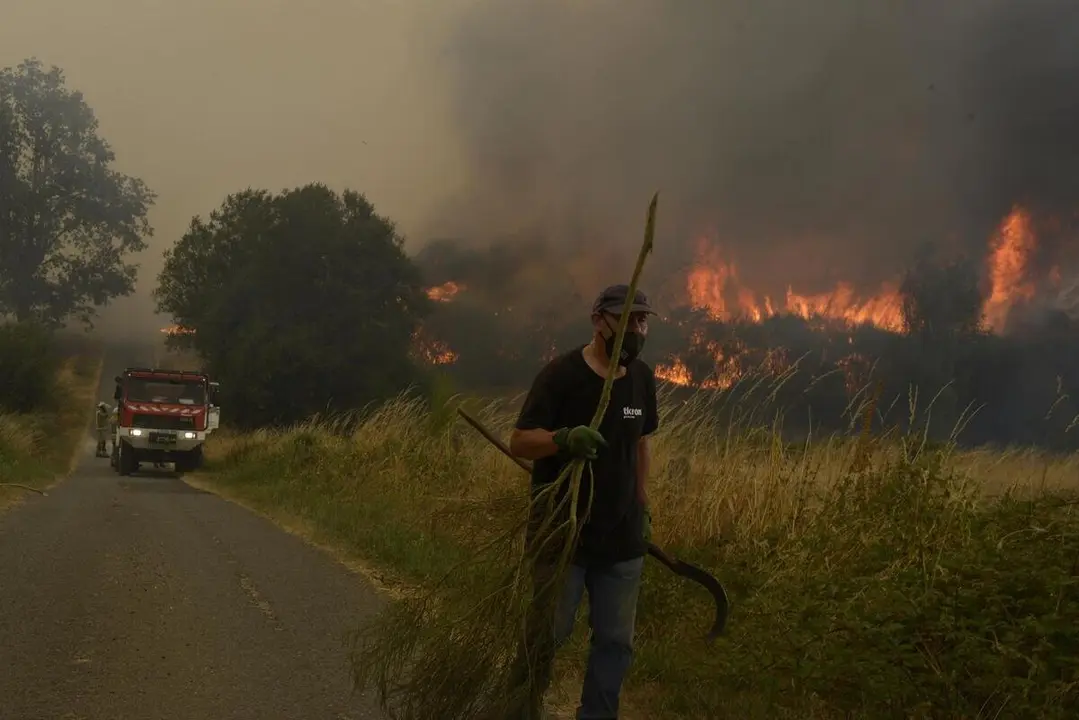 Vecinos y vecinas de Vilela mientras se acercan las llamas a la localidad, a 15 de agosto de 2025, en Vilela, Cualedro, Monterrei, Ourense, Galicia (Espa&ntilde;a).