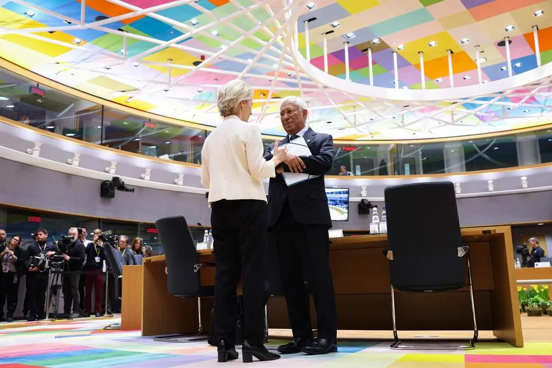 Los presidentes del Consejo Europeo y de la Comisi&oacute;n Europea, Ant&oacute;nio Costa y Ursula von der Leyen, conversan en la sala de reuniones de las cumbres de l&iacute;deres de la UE en Bruselas.