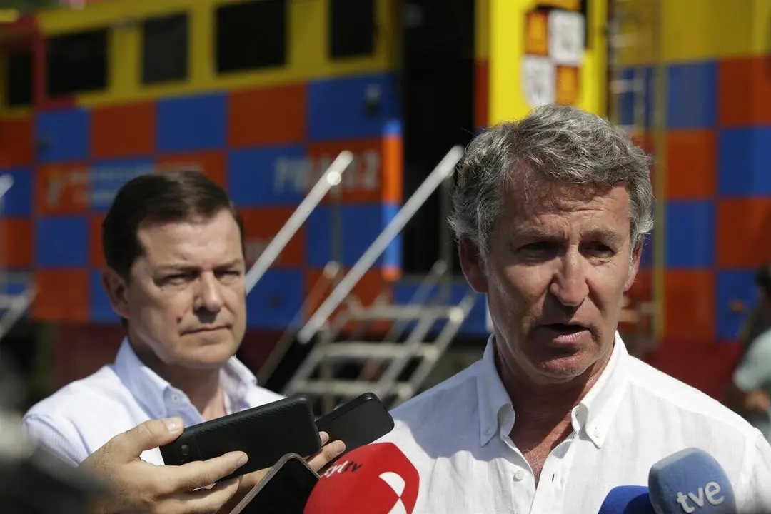 El presidente del Partido Popular, Alberto N&uacute;&ntilde;ez Feij&oacute;o (d), atiende a los medios, a 15 de agosto de 2025.