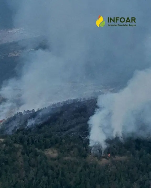 Un operativo de lucha contra incendios forestales trabaja en sofocar un fuego declarado cerca de Hecho (Huesca)