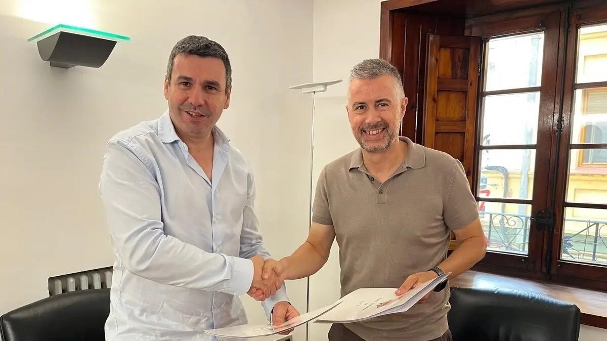 El alcalde de Jaca, Carlos Serrano; y el alcalde de Canfranc, Fernando S&aacute;nchez