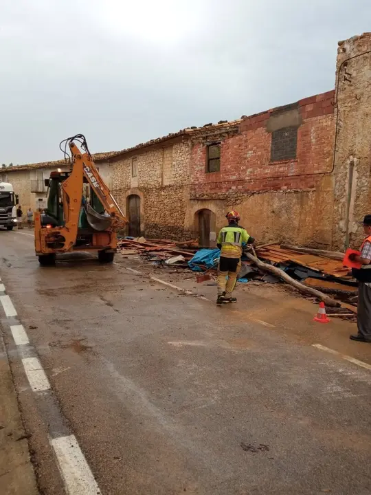 Los Bomberos de la DPT retirar un tejado ca&iacute;do en la localidad de Valjunquera.