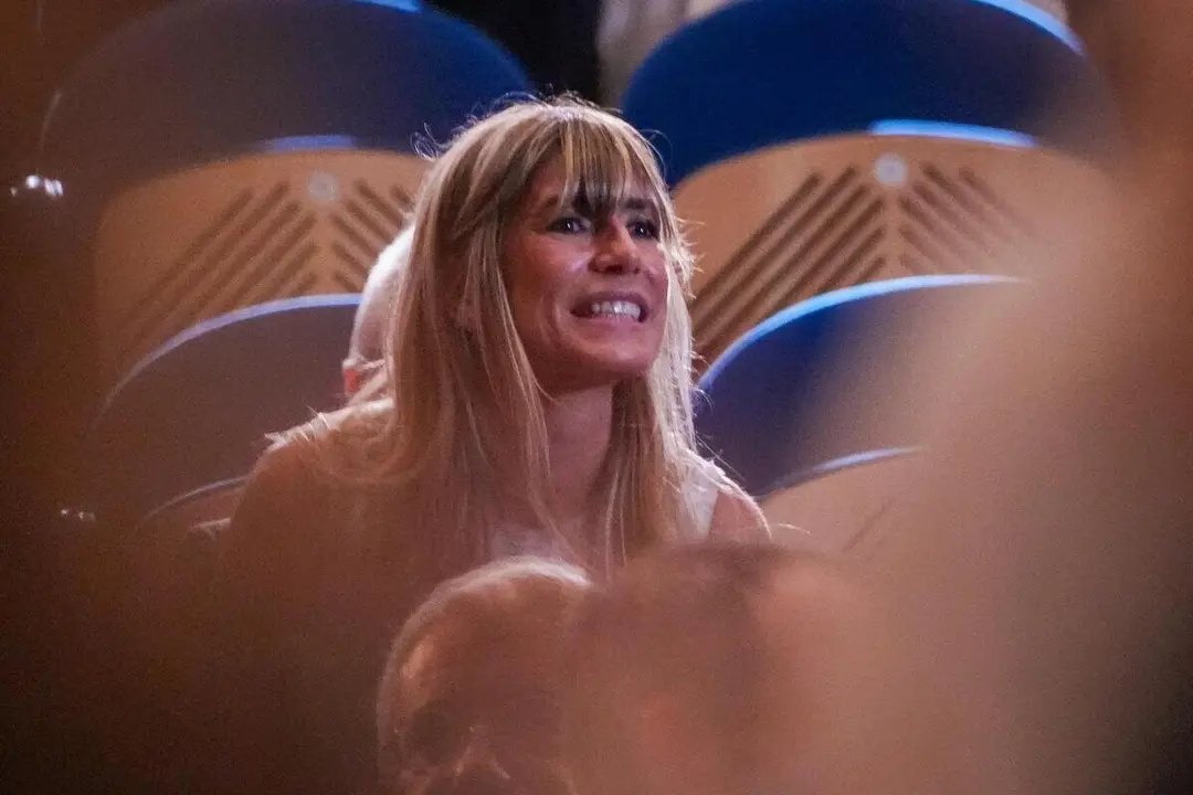 La mujer del presidente del Gobierno, Bego&ntilde;a G&oacute;mez, durante la entrega del Premio Donostia a Pedro Almod&oacute;var, en el Festival de Cine de San Sebasti&aacute;n