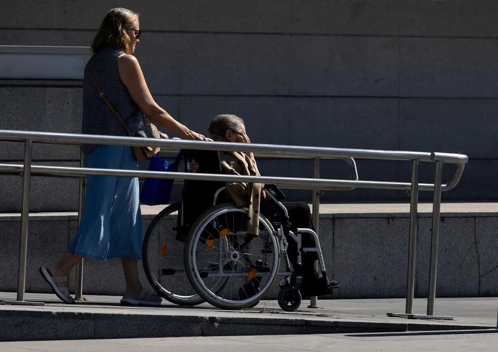 Una persona en silla de ruedas, a 16 de julio de 2025, en Madrid (Espa&ntilde;a).