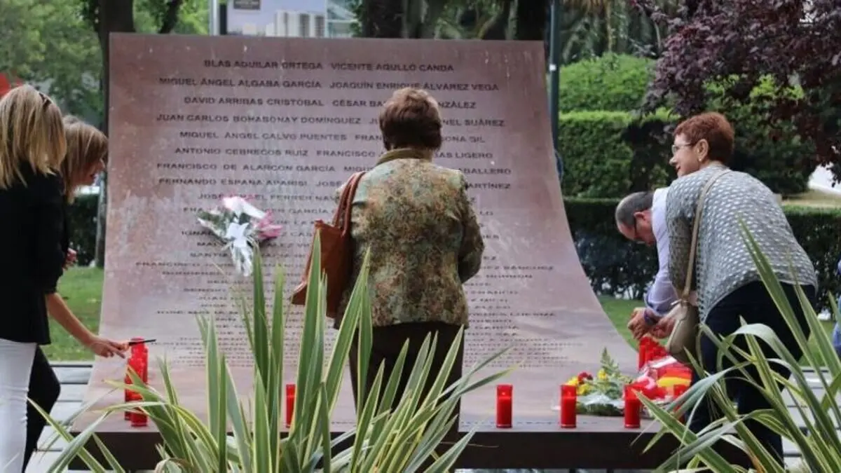 Archivo - Homenaje a las v&iacute;ctimas del Yak-42. / EUROPA PRESS