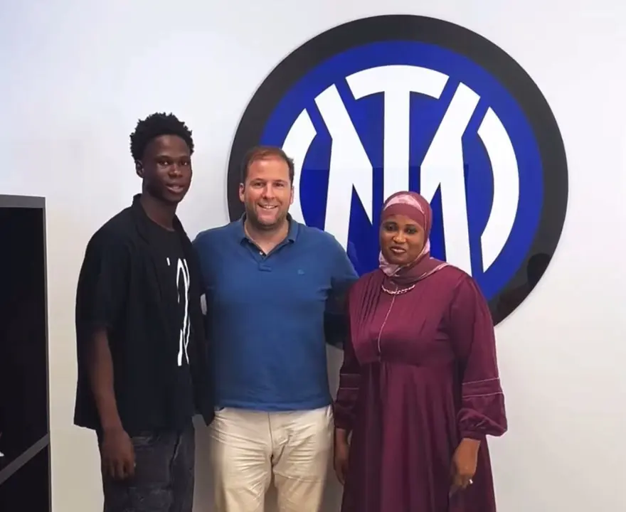 Amadu Konteh firmando su contrato con el Inter de Mil&aacute;n
