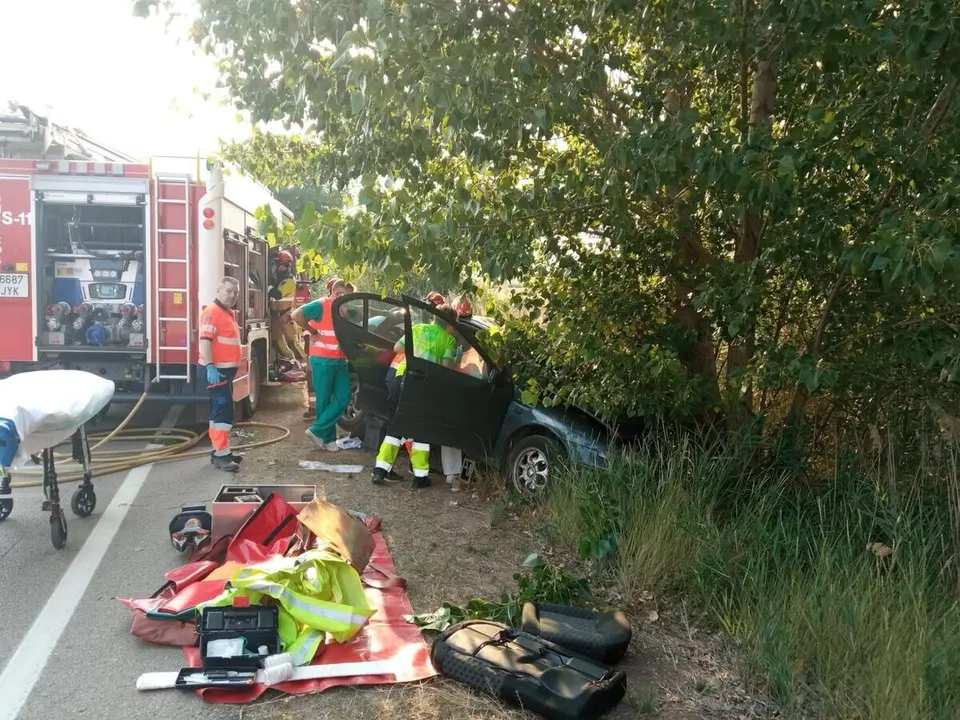Los Bomberos de la DPT excarcelan a una mujer accidentada.