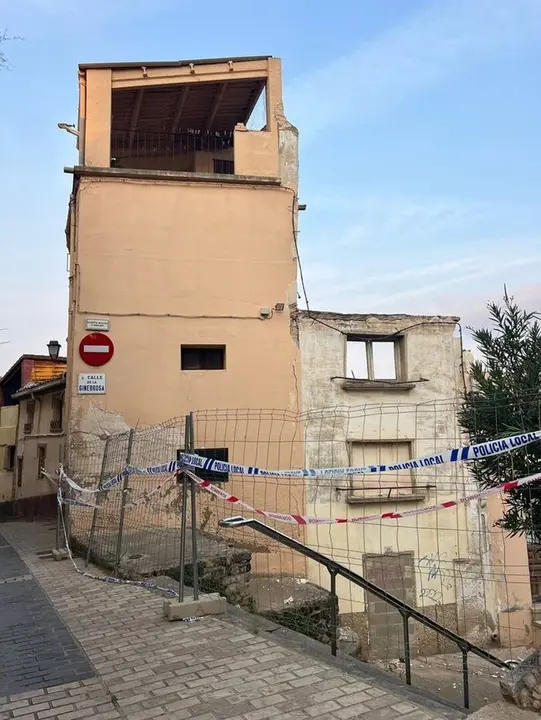 La calle Ginebrosa ha sido acordonada tras el derrumbe