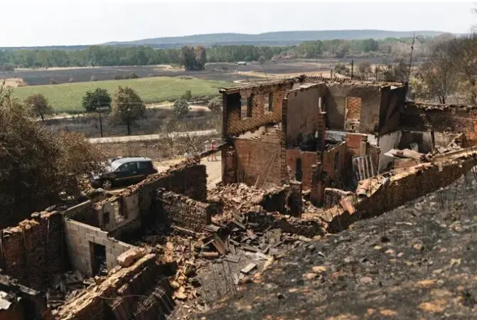 Una vivienda de Castrocalb&oacute;n, destruida por los incendios, en Castrocalb&oacute;n, Le&oacute;n