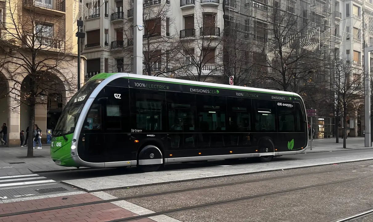 Un autob&uacute;s de Avanza, en Zaragoza./ EP