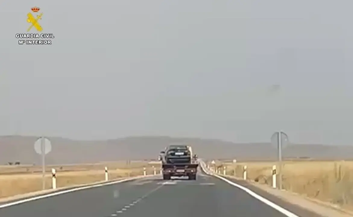 El conductor de la gr&uacute;a, circulando ebrio.
- GUARDIA CIVIL