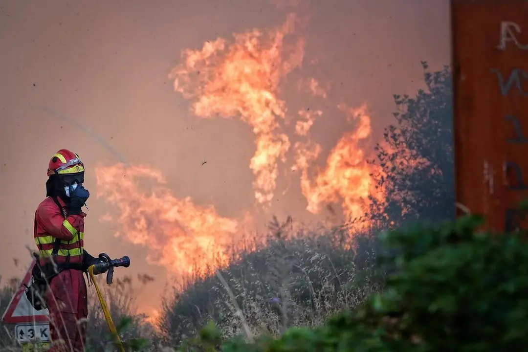 Un bombero trata de apagar el fuego, a 21 de agosto de 2025, en Anllarinos del Sil, Le&oacute;n, Castilla y Le&oacute;n (Espa&ntilde;a)