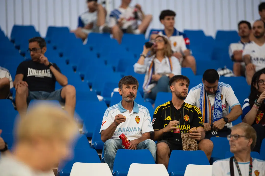 Aficionados en el Ibercaja Estadio en el Real Zaragoza-Andorra / Marcos Cebri&aacute;n