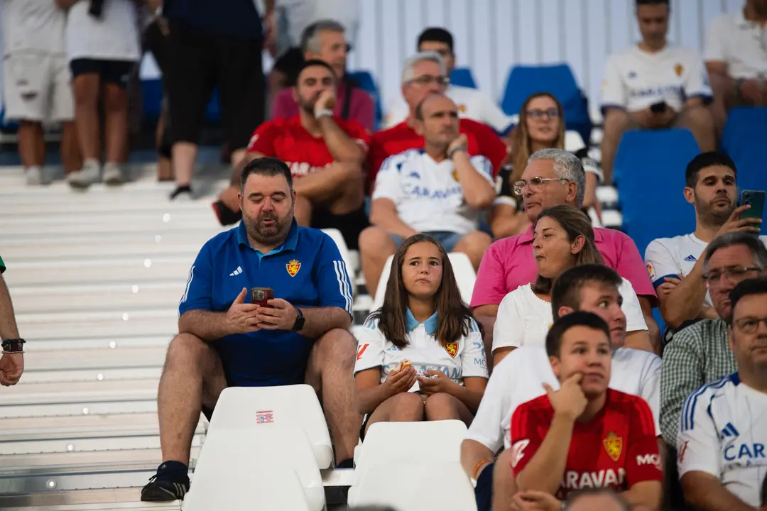Aficionados en el Ibercaja Estadio en el Real Zaragoza-Andorra / Marcos Cebri&aacute;n