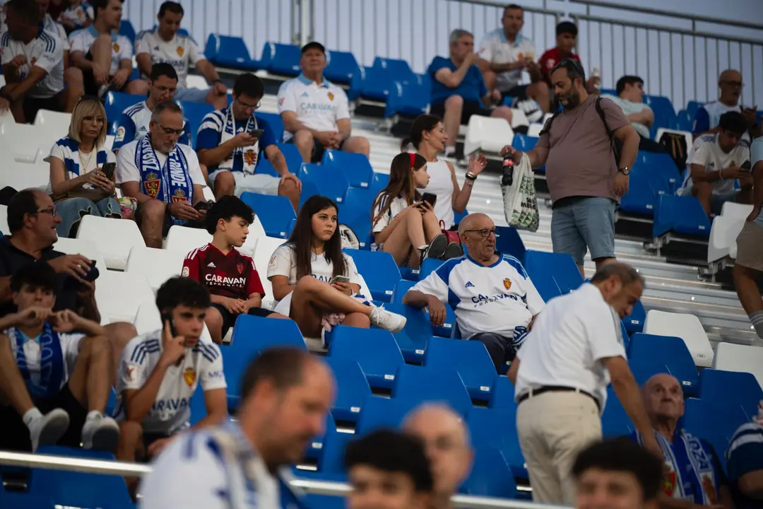 Aficionados en el Ibercaja Estadio en el Real Zaragoza-Andorra / Marcos Cebri&aacute;n