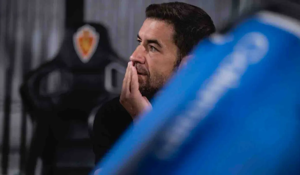 Gabi en el banquillo del Real Zaragoza / MARCOS CEBRI&Aacute;N