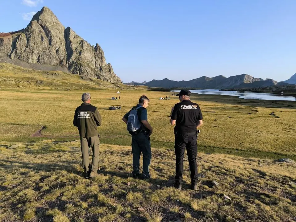 Agentes para la Protecci&oacute;n de la Naturaleza colaboran con la Guardia Civil y la Polic&iacute;a Nacional para controlar acampadas ilegales en el entorno del ib&oacute;n de Anayet. / GOBIERNO DE ARAG&Oacute;N