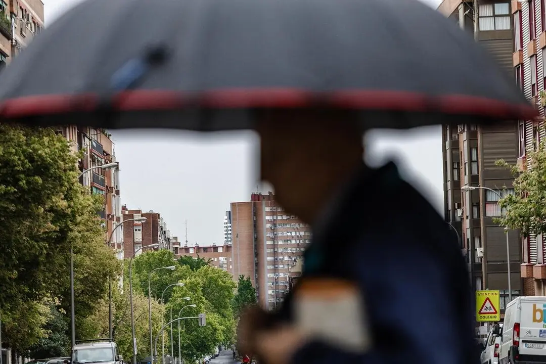 Archivo - Una persona camina bajo la lluvia.
- Carlos Luj&aacute;n - Europa Press - Archivo