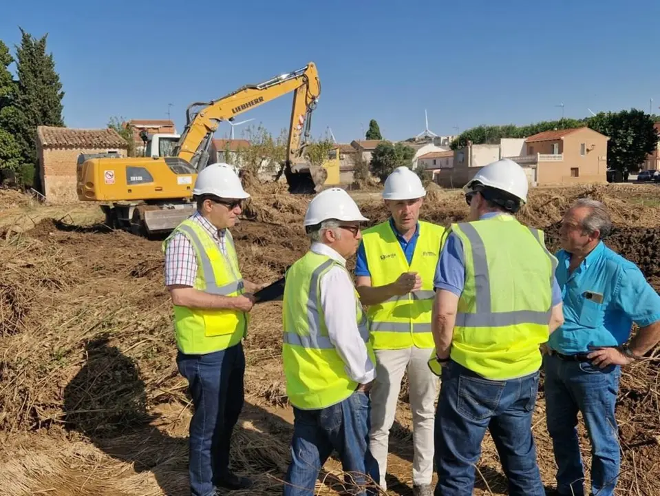 El consejero de Agricultura, Ganader&iacute;a y Alimentaci&oacute;n del Gobierno de Arag&oacute;n, Javier Rinc&oacute;n, en una visita a las zonas afectadas por las tormentas. / GOBIERNO DE ARAG&Oacute;N