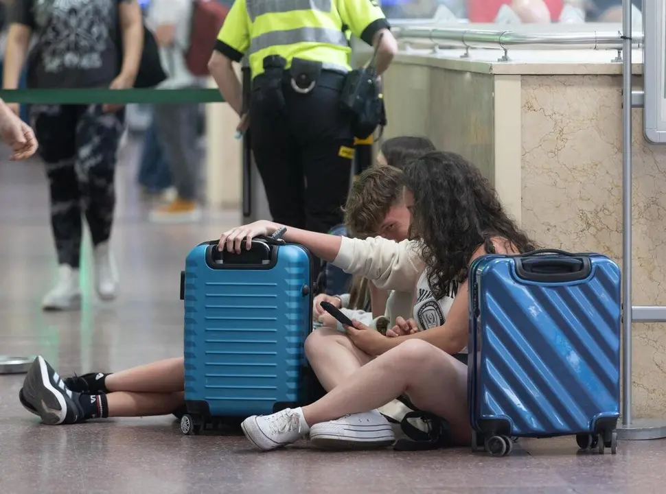 Varias personas con maletas en la estaci&oacute;n de Chamart&iacute;n, a 19 de junio de 2024, en Madrid (Espa&ntilde;a).