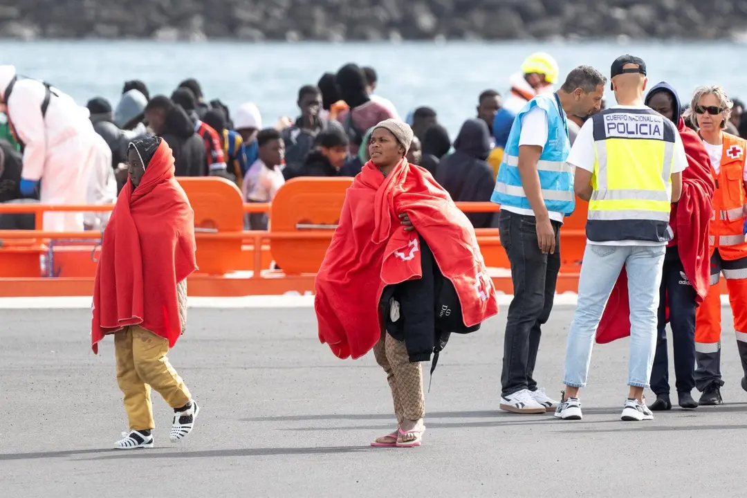 Varios servicios de emergencia atienden a migrantes reci&eacute;n rescatados de un cayuco, en Puerto Naos, a 4 de enero de 2025, en Arrecife, Lanzarote, Canarias (Espa&ntilde;a). / EP
