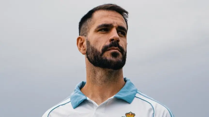 Pablo Insua posando como nuevo jugador del Real Zaragoza / RZ