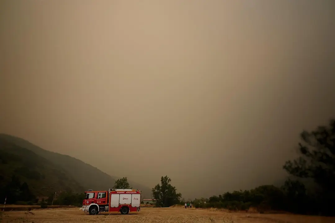 Un cami&oacute;n de bomberos trabaja en las labores de extinci&oacute;n del incendio en el entorno de los Picos de Europa, a 18 de agosto de 2025, en Tierra de la Riena, Le&oacute;n, Castilla y Le&oacute;n (Espa&ntilde;a). / EP