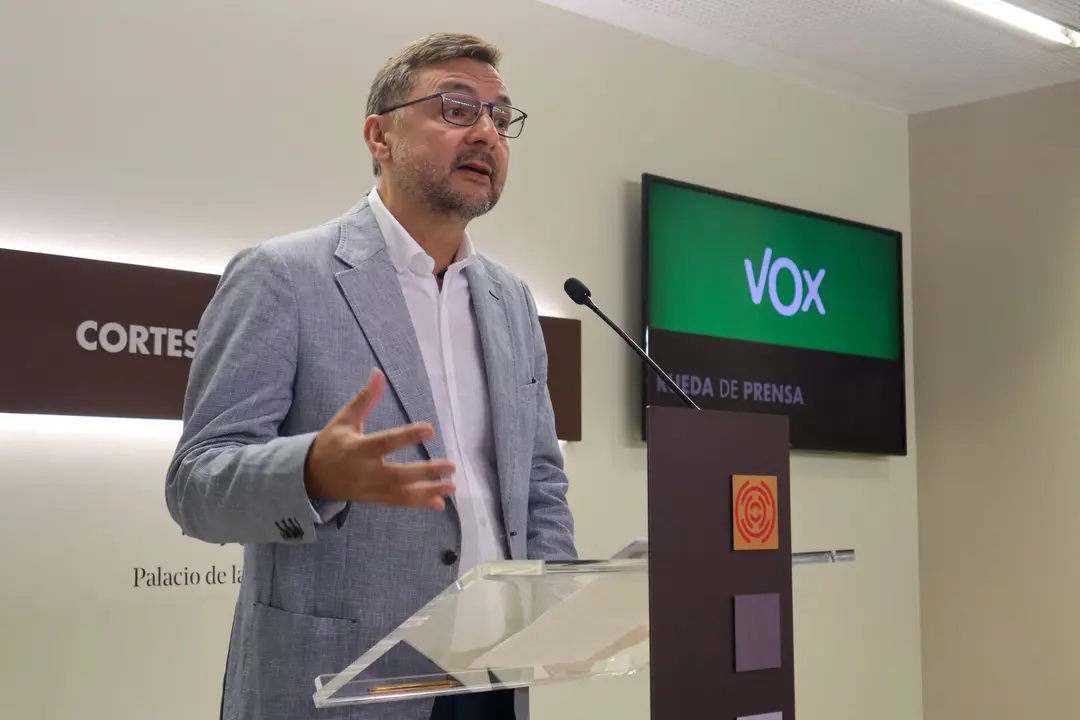 El diputado de Vox, Ferm&iacute;n Civiac, en una rueda de prensa en la Aljafer&iacute;a