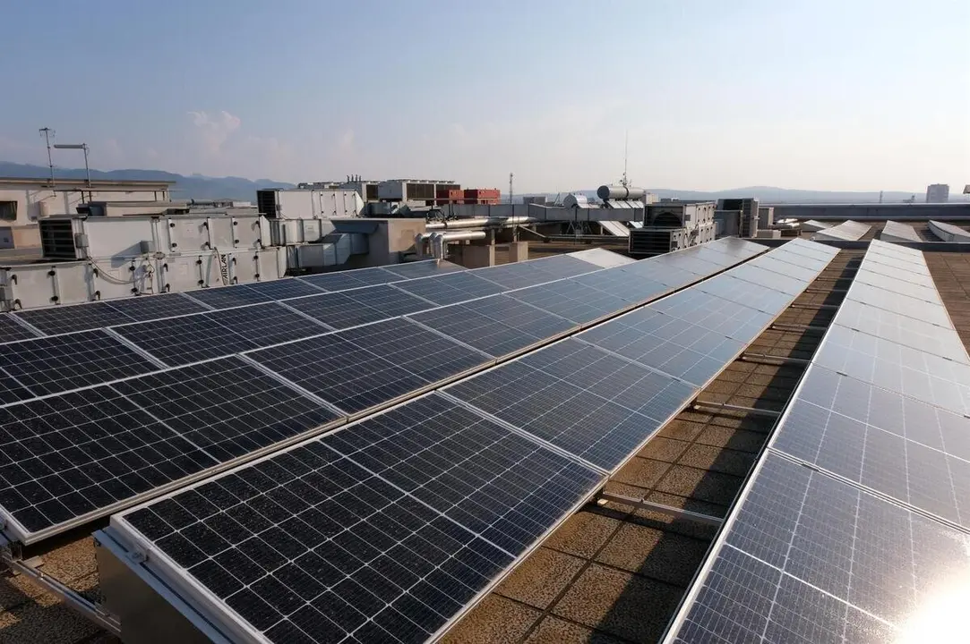 Placas solares en un edificio.