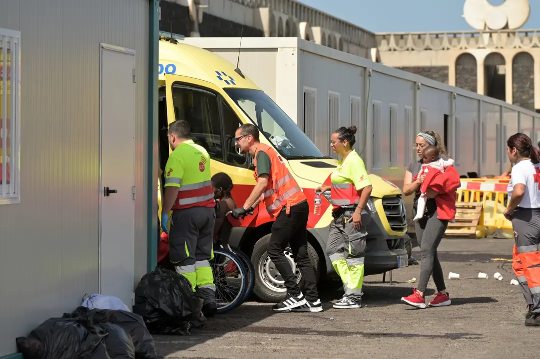 Menores migrantes son rescatados al volcar un acuyo en El Hierro./ EP