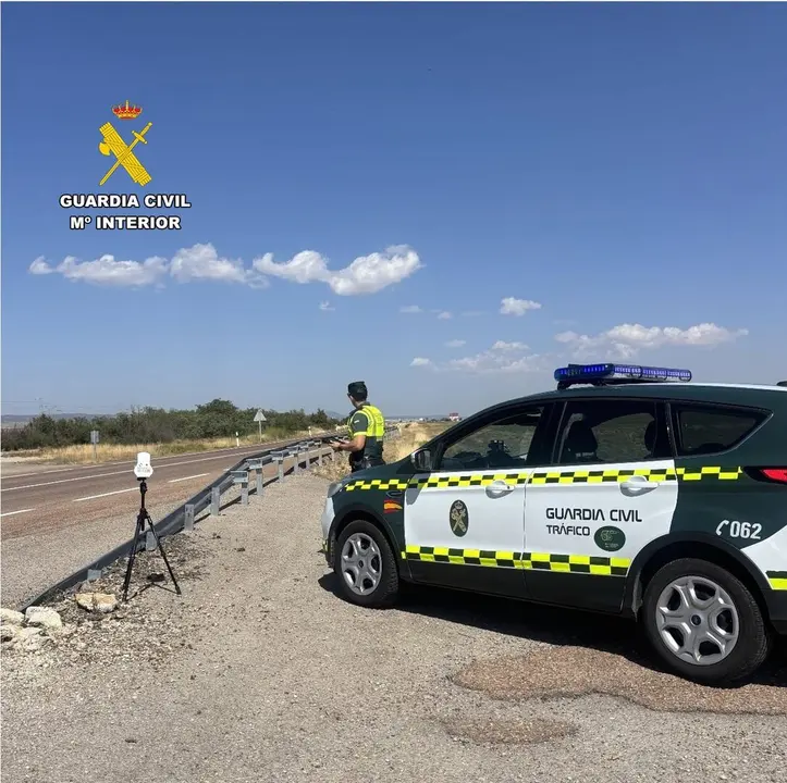 La Guardia Civil de Teruel delante de un radar. / GUARDIA CIVIL