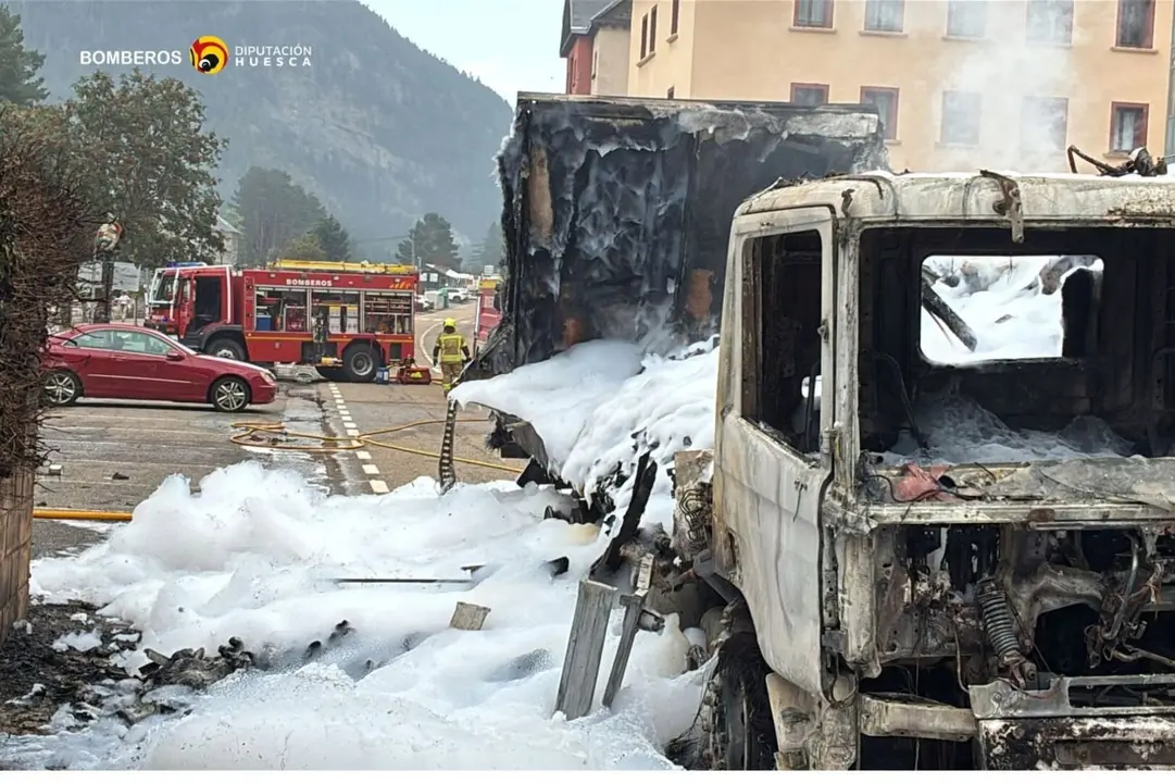 Incendiado un cami&oacute;n frigor&iacute;fico en la N-330 a su paso por Canfranc Estaci&oacute;n (Huesca). / DPH