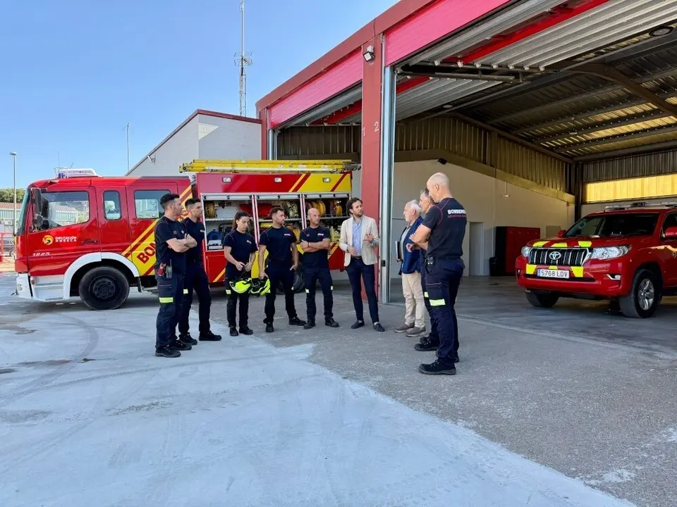 El presidente de la DPH, Isaac Claver, en el parque de bomberos./ DPH