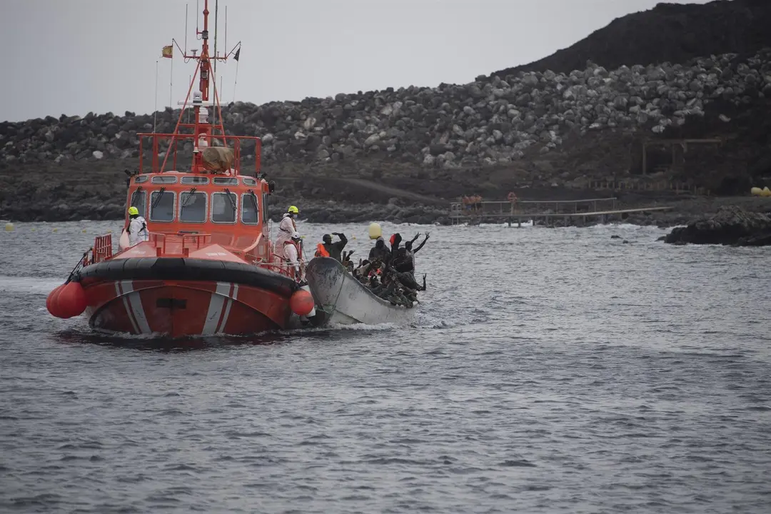 Un barco de Salvamento Mar&iacute;timo rescata a varios migrantes en un cayuco a su llegada al puerto de La Restinga, en El Hierro. /EP