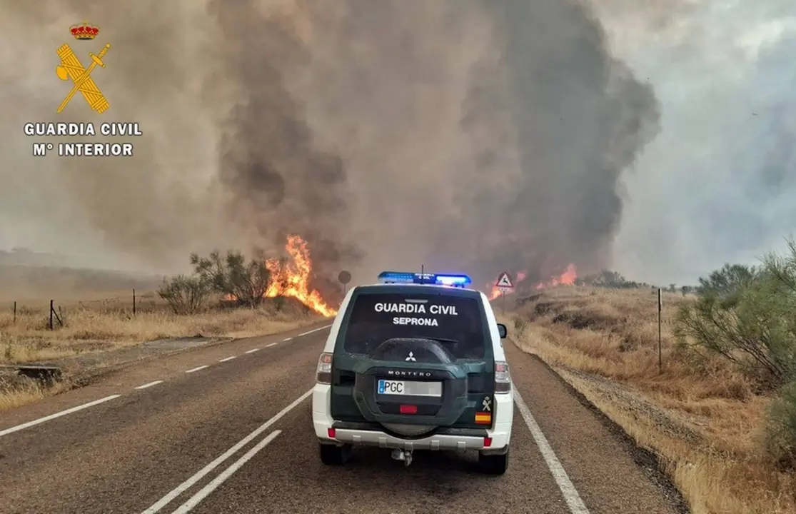 Un veh&iacute;culo de la Guardia Civil ante un incendio en una imagen de archivo. / GUARDIA CIVIL