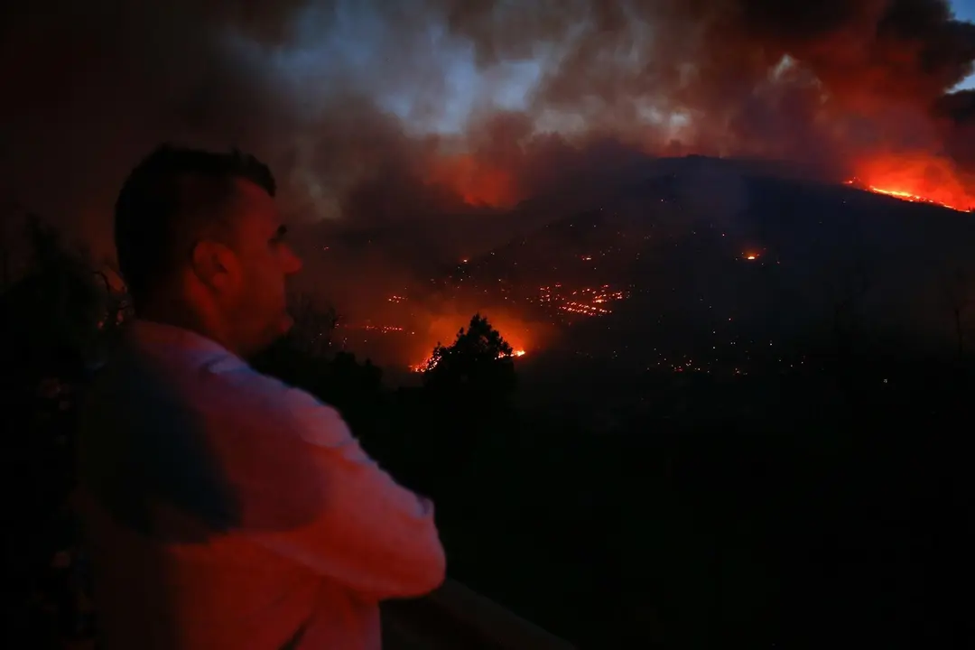 Vecinos ven el avance del fuego, a 25 de agosto de 2025, en A Pobra de Broll&oacute;n, Lugo, Galicia (Espa&ntilde;a). / EP