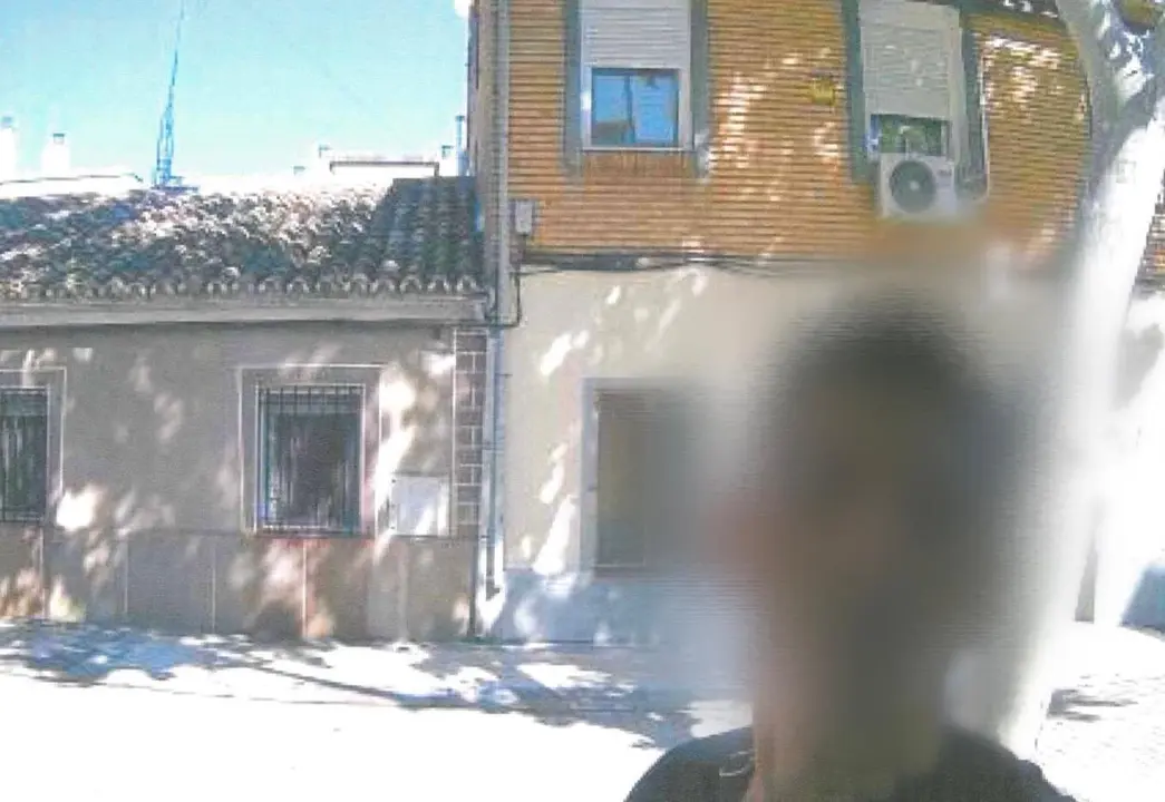 Imagen de una fotograf&iacute;a que tomaron desde la mirilla digital de su casa cuando el denunciado supuestamente les coaccionaba/ Cedida a H.A.