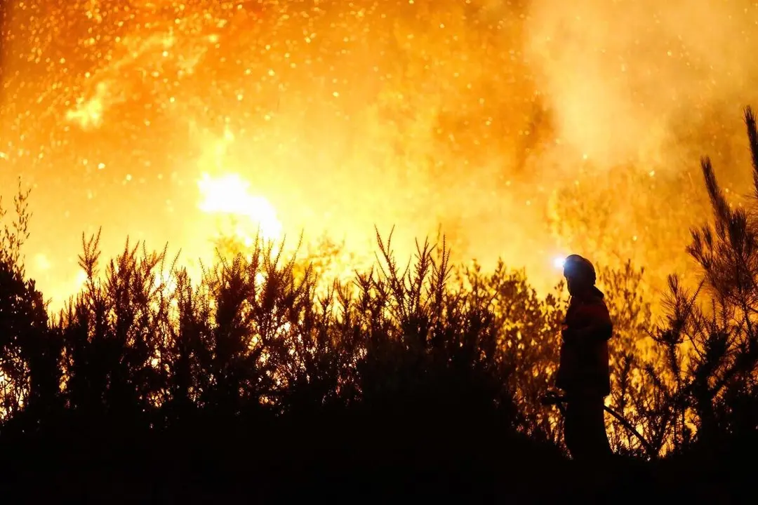 Un vecino ve el avance del fuego,
- Carlos Castro - Europa Press
