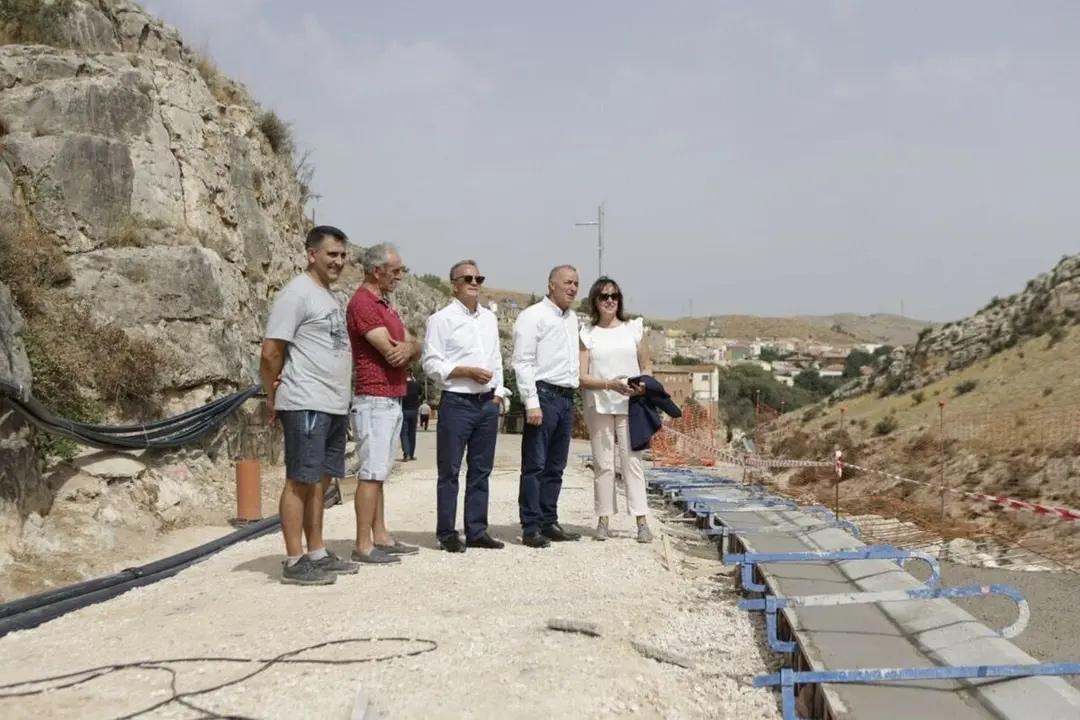 El presidente de la DPZ, Juan Antonio S&aacute;nchez Quero, y los diputados provinciales Miguel Sanz y Charo L&aacute;zaro, visitan la carretera de Almonacid de la Cuba, afectada por las tormentas del 13 de junio.
- DIPUTACI&Oacute;N DE ZARAGOZA