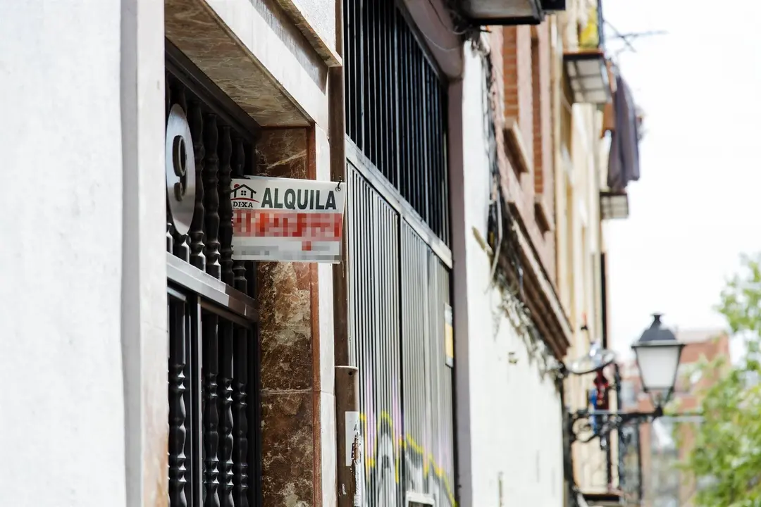 Un cartel para alquilar una vivienda en un portal del distrito de Embajadores (Madrid). / EP