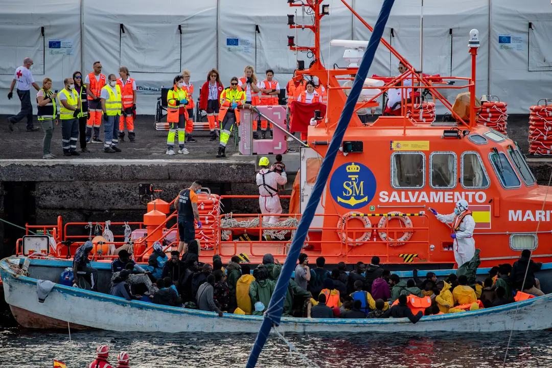 Un cayuco a su llegada al puerto de La Restinga, a 7 de diciembre de 2024, en El Hierro, Canarias./ EP