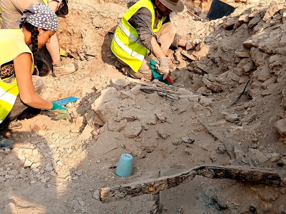 belchite-excavaciones-sinagoga-medieval-restos-tribuna-metalica-bimah-1