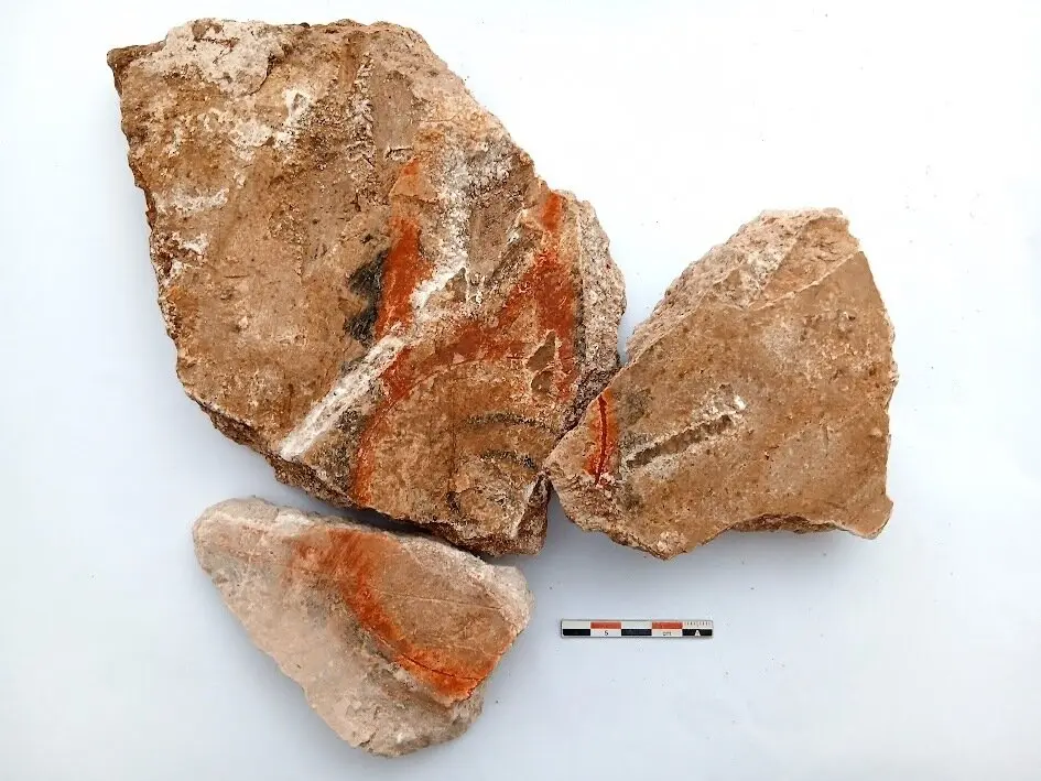 belchite-excavaciones-sinagoga-medieval-fragmentos-mural-menorah