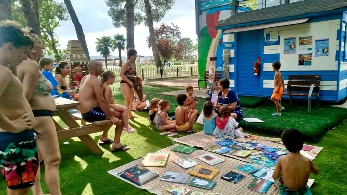 Servicio de bibliopiscina 2025 en la piscina de Fraga. / AYTO. FRAGA