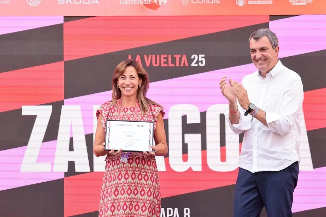La alcaldesa de Zaragoza, Natalia Chueca, recibe de manos del director d ela Vuelta a Espa&ntilde;a, Javier Guill&eacute;n, el sello M&aacute;s Bici, que reconoce el compromiso de la ciudad con el uso diario de la bicicleta tras la llegada de la octava etapa de la ronda.
- TONI GAL&Aacute;N