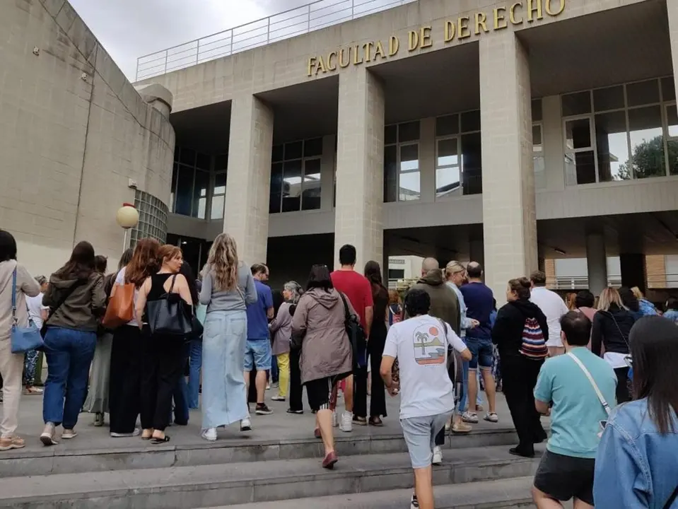 Opositores a auxiliar administrativo acceden a una prueba selectiva en Zaragoza. / GOBIERNO DE ARAG&Oacute;N