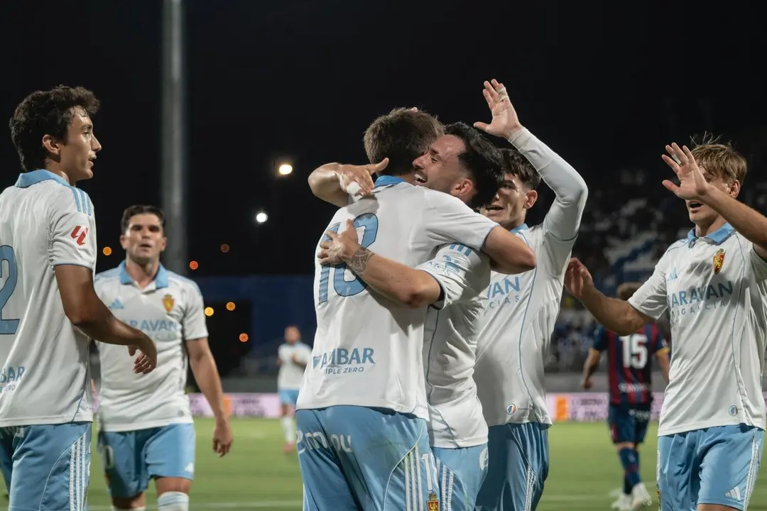 Jugadores del Real Zaragoza celebran un gol / Marcos Cebri&aacute;n